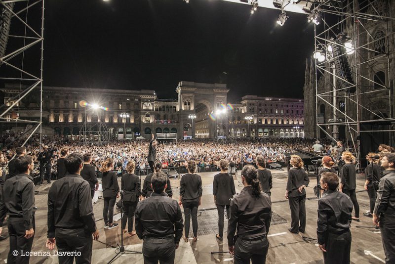 OLTRE 25.000 PERSONE HANNO UNITO IN CORO MILANO E TORINO